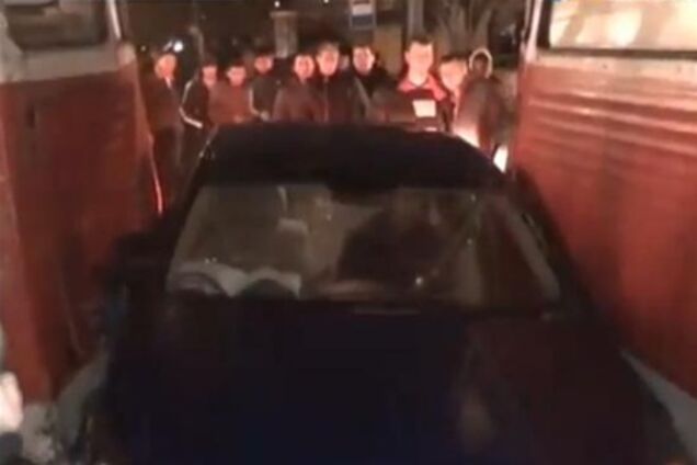 Застрявший между трамваями водитель выбрался через багажник