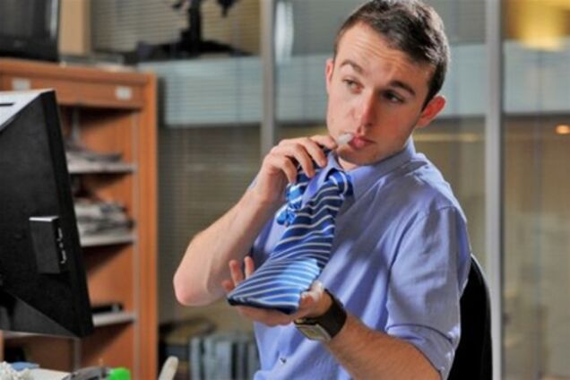 Офисным работникам предлагают прятать алкоголь в галстуках