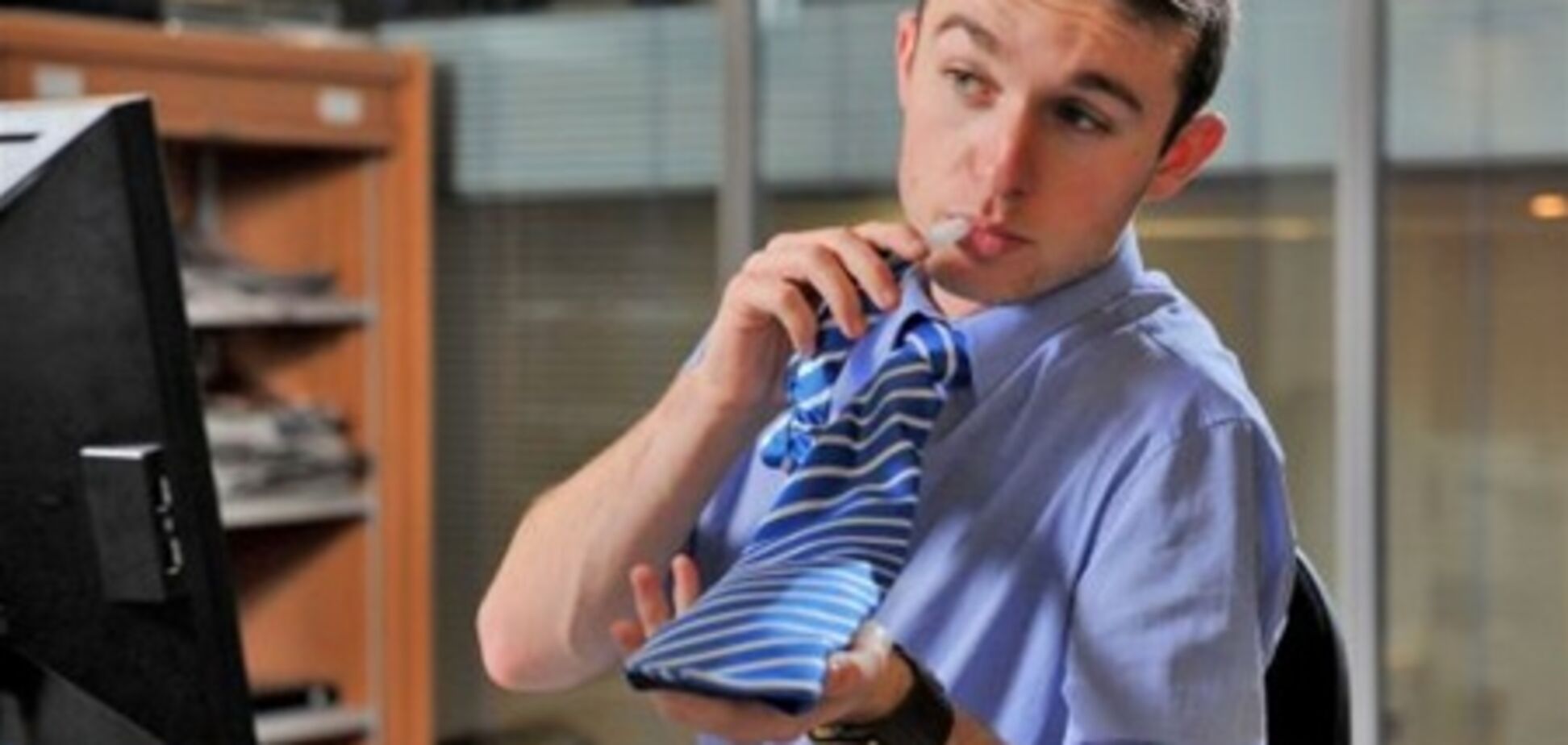 Офисным работникам предлагают прятать алкоголь в галстуках