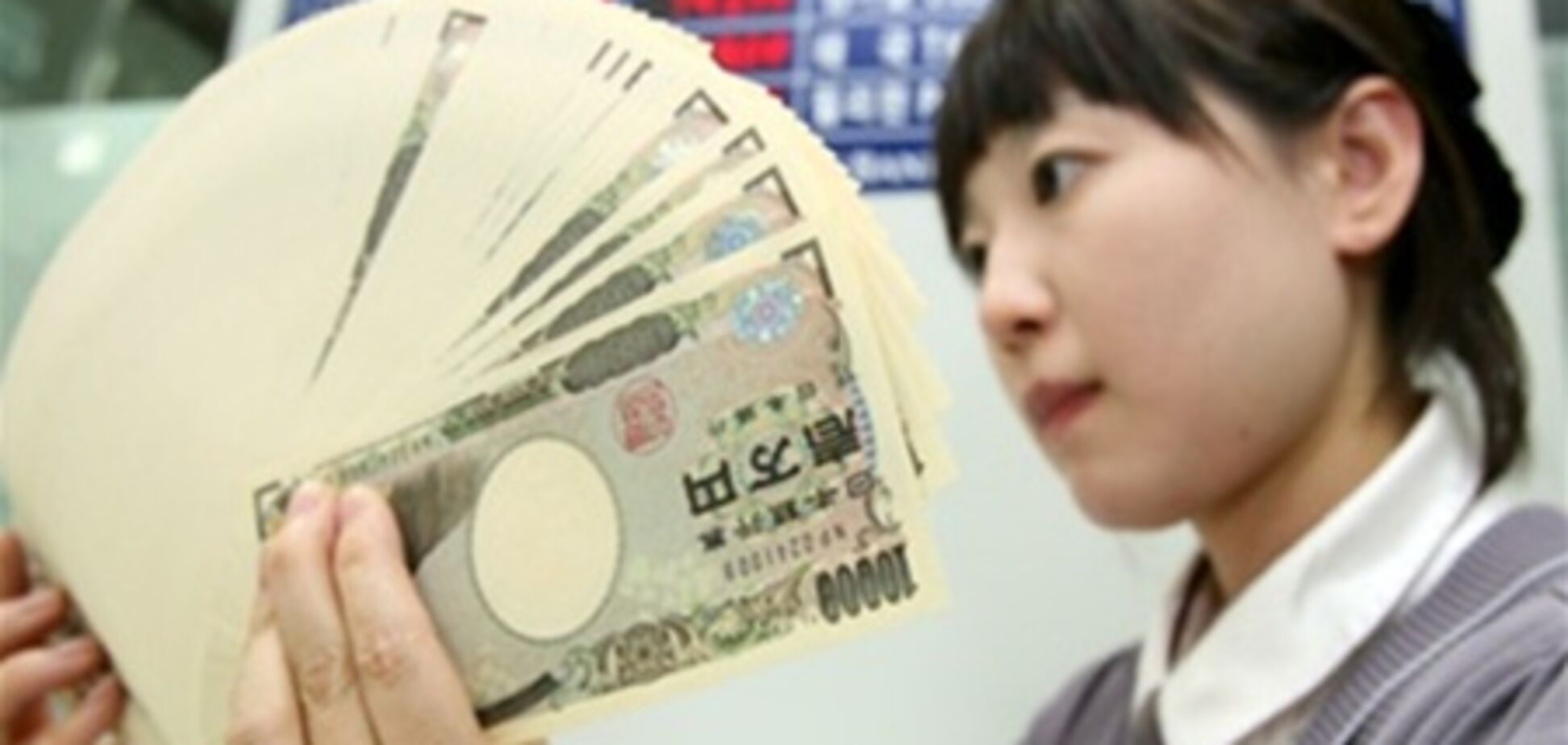 Иена дешевеет относительно доллара и евро