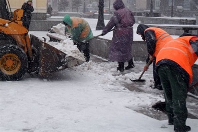 Столицу убирают от снега более 5 тысяч дворников