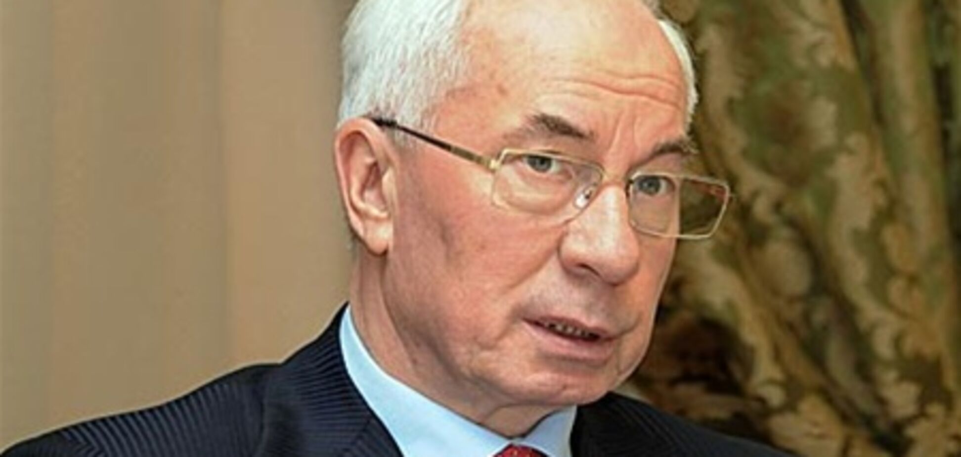 Азаров о Госбюджете-2013: к сожалению, он снова антикризисный