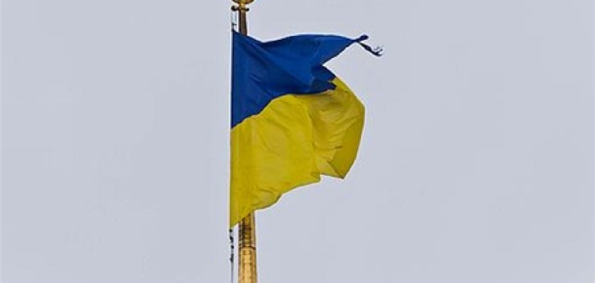 Над Радой развевается надорванный флаг Украины. Фото