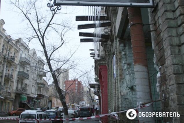 В Киеве на пенсионерку упала глыба снега