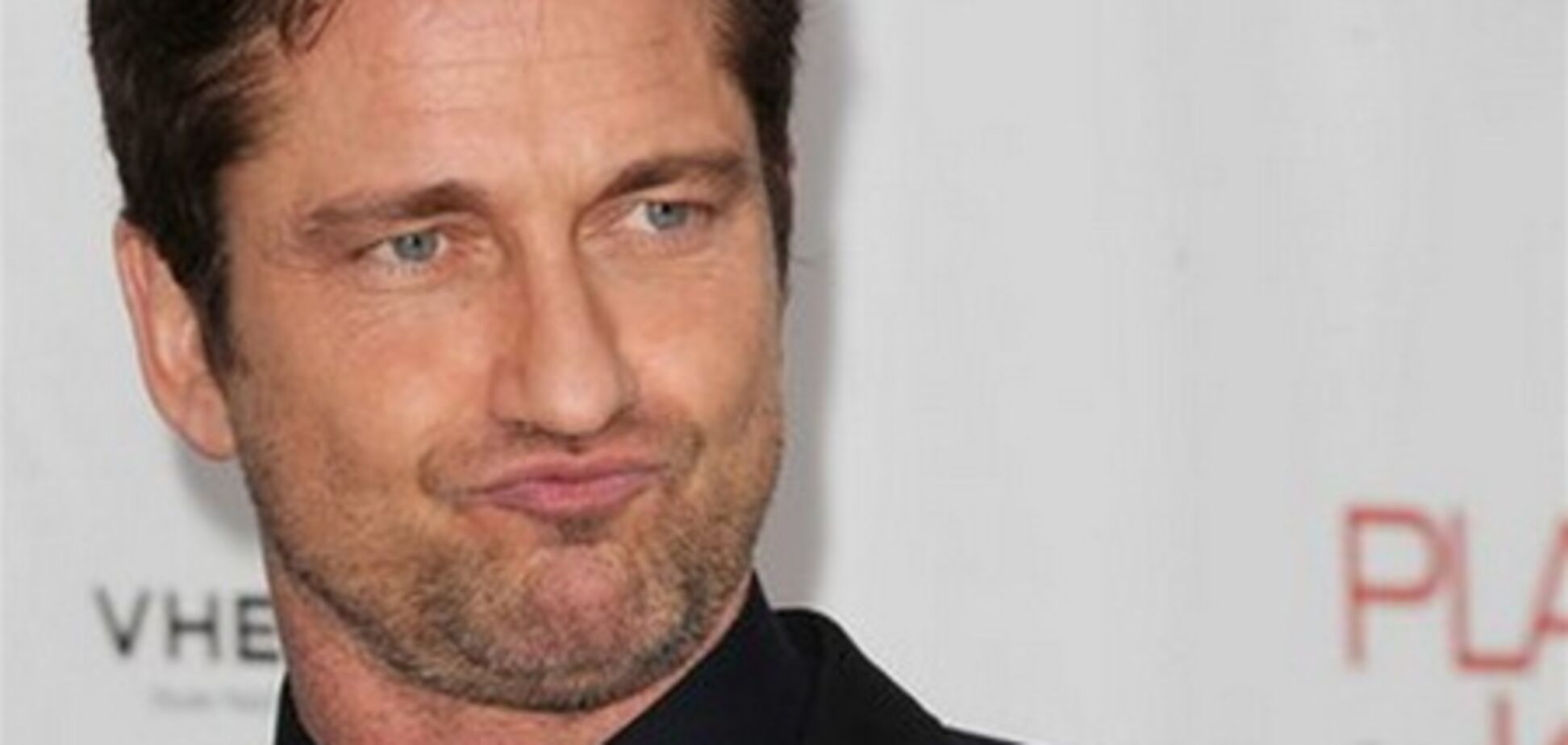 Мужчина нарасхват и две красавицы на красной дорожке