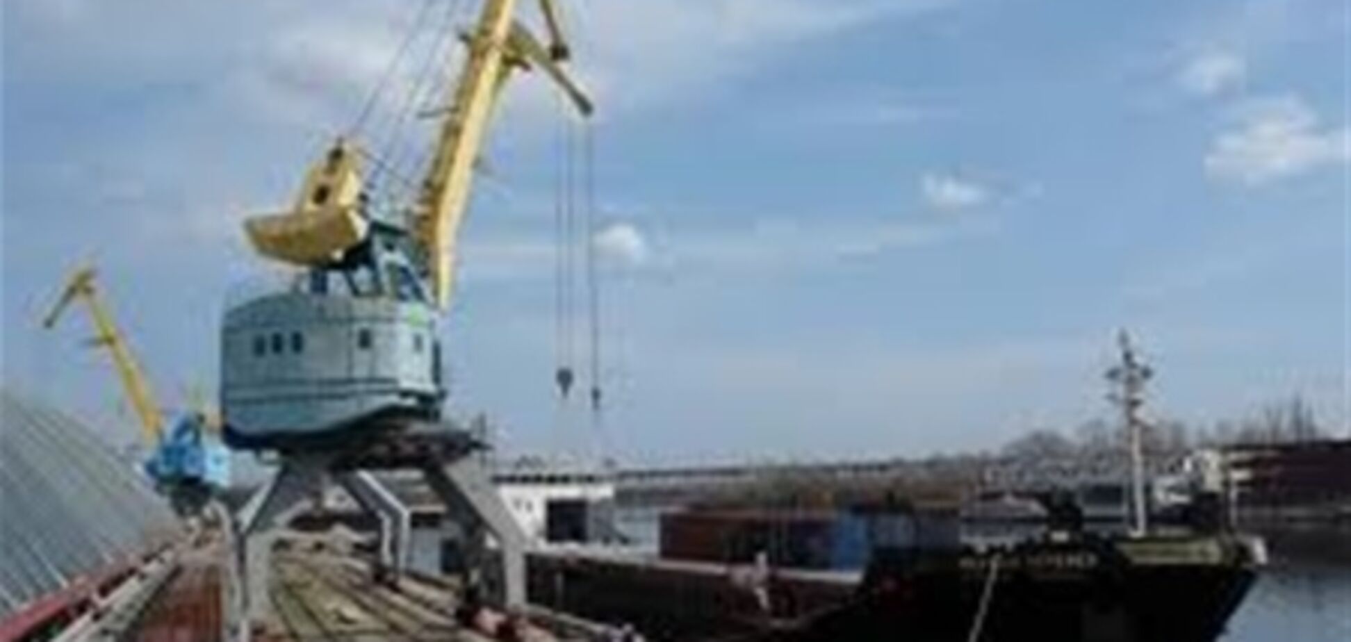 Співробітники Київського річпорту попалися на незаконному продажі баржі