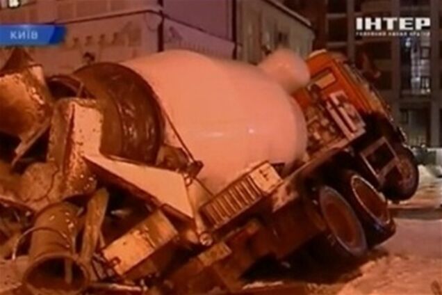 В центре Киева провалилась бетономешалка