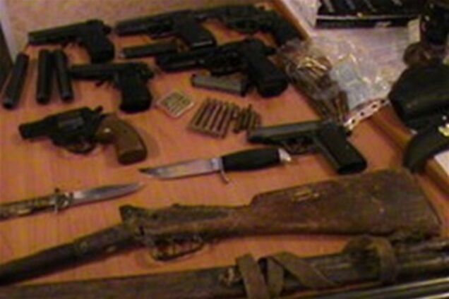 Киевляне добровольно сдали более 350 газовых пистолетов