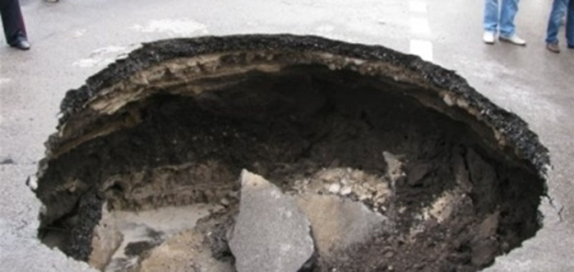 Провал асфальта в Киеве: пострадавшего школьника прооперировали