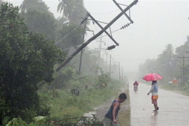 Тайфун 'развернулся' и вновь движется в сторону Филиппин