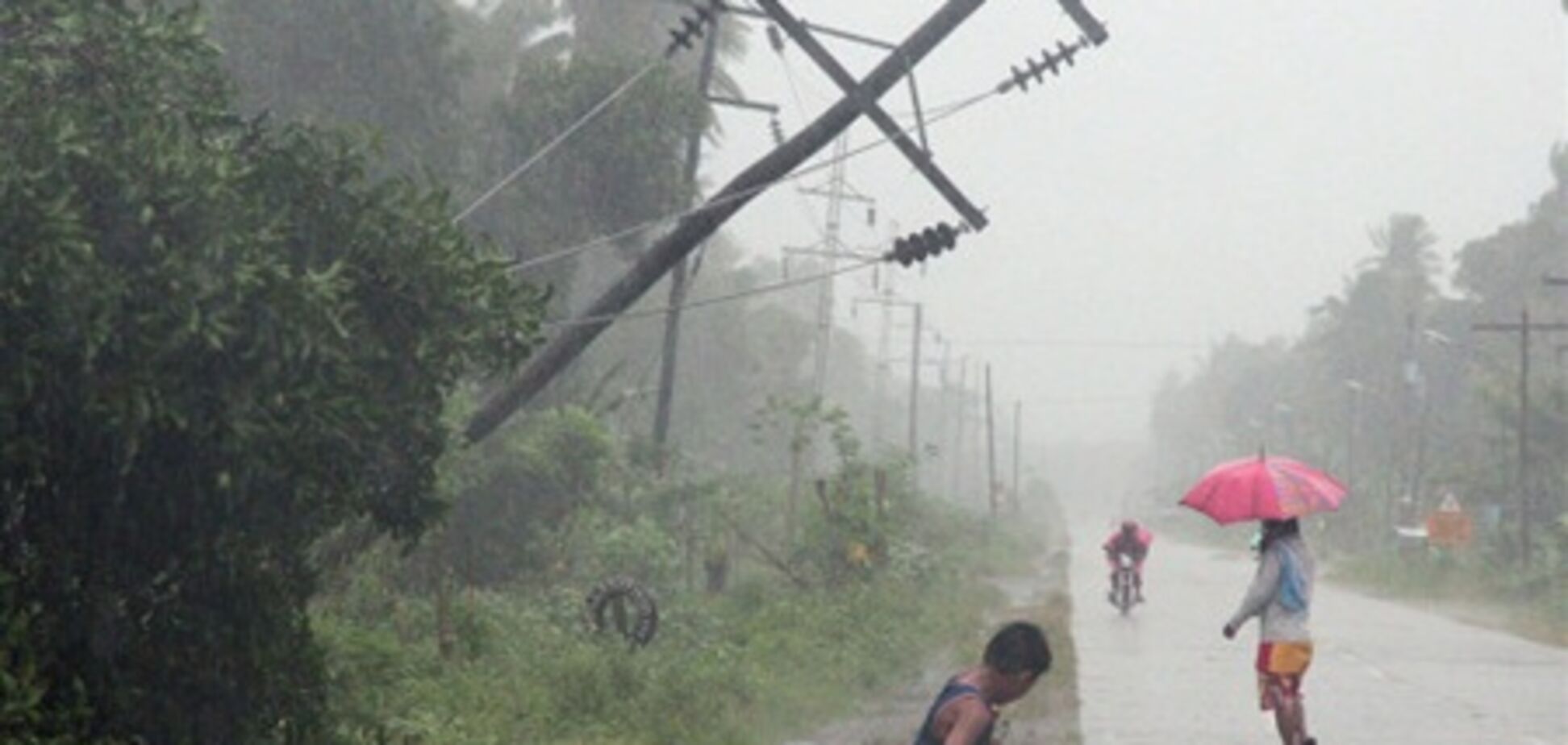 Тайфун 'развернулся' и вновь движется в сторону Филиппин