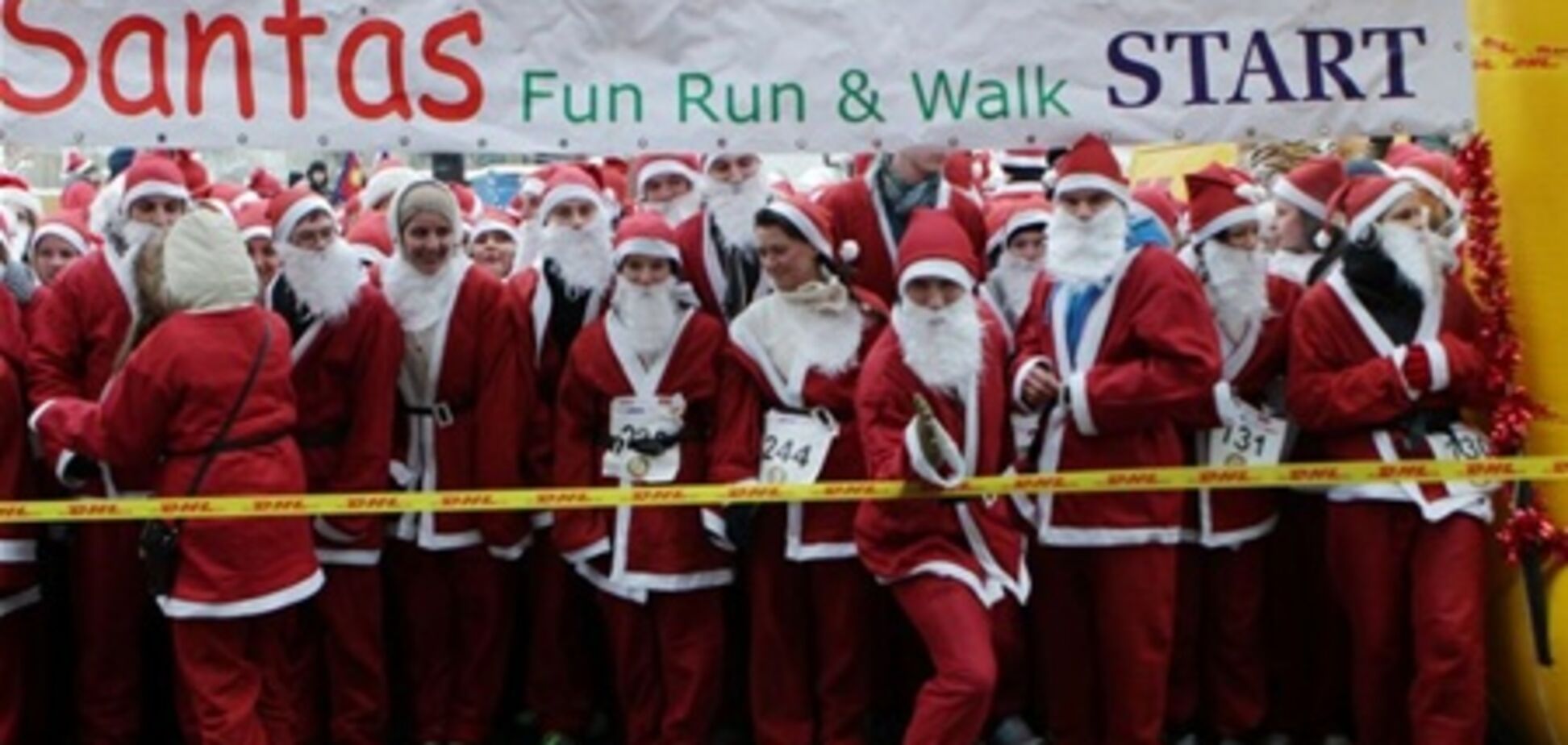 400 Санта-Клаусов из стран ЕС устроили забег по Риге. Фото
