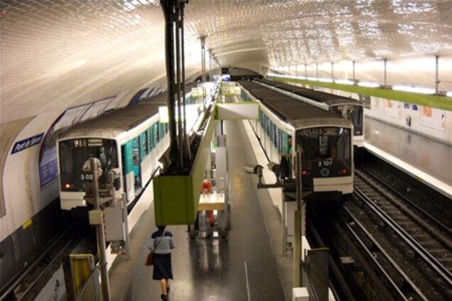 В метро Парижа устанавливают 'зонтоматы'