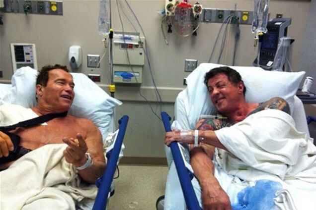 Шварценеггер и Сталлоне лежат в одной палате. Фото