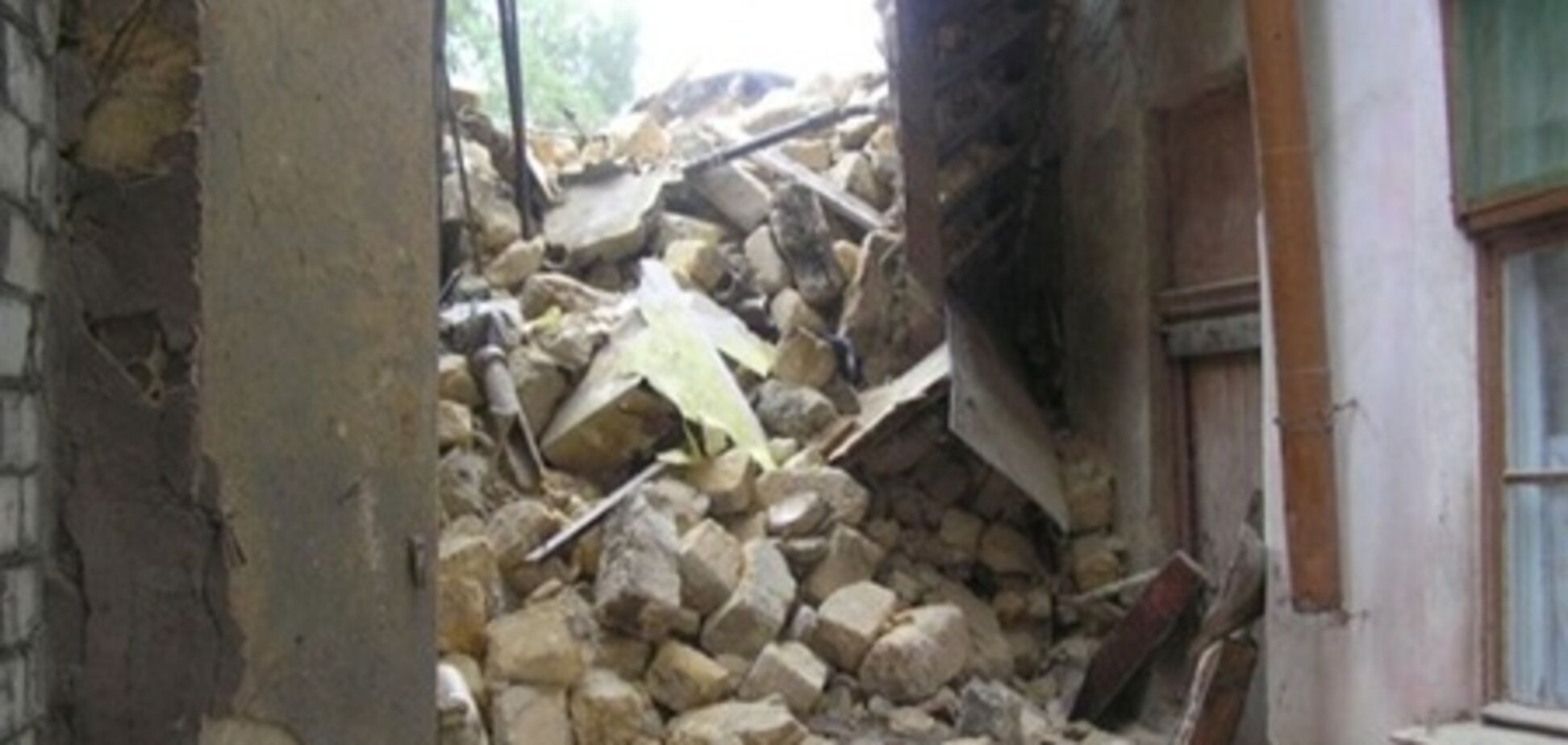 В Ивано-Франковске трех человек завалило рухнувшим домом