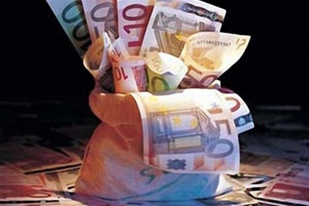 Парламентарий ежемесячно зарабатывает около 60 тыс. гривен