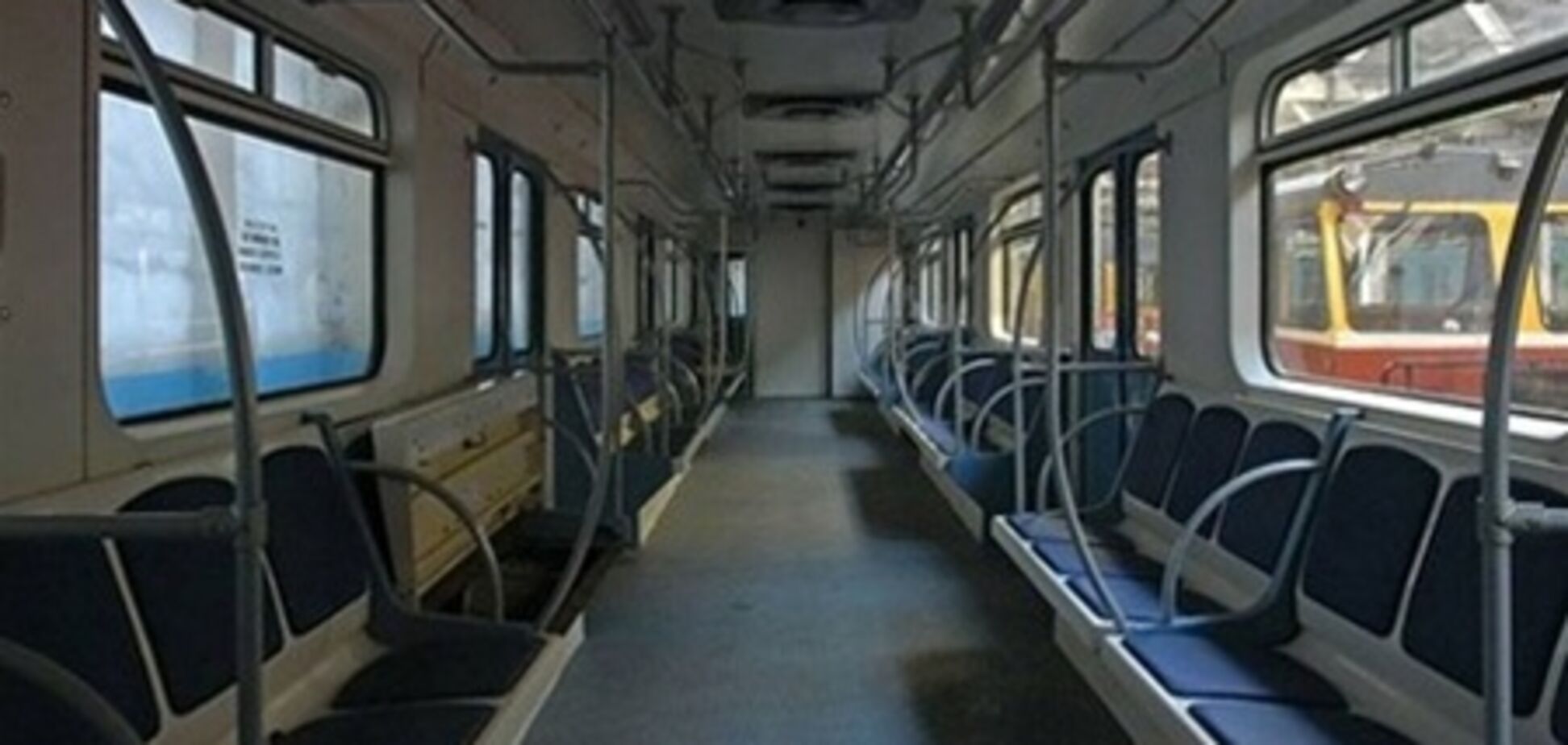 В вагоне киевского метро парень пытался изнасиловать пассажирку. Видео