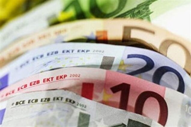 Эксперты: курс евро зависит от решения греческого парламента