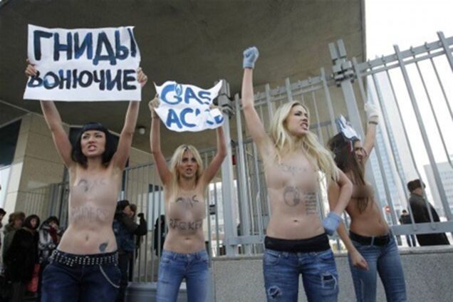 Девушки FEMEN обнаженной грудью пошли на 'Газпром'. Фото