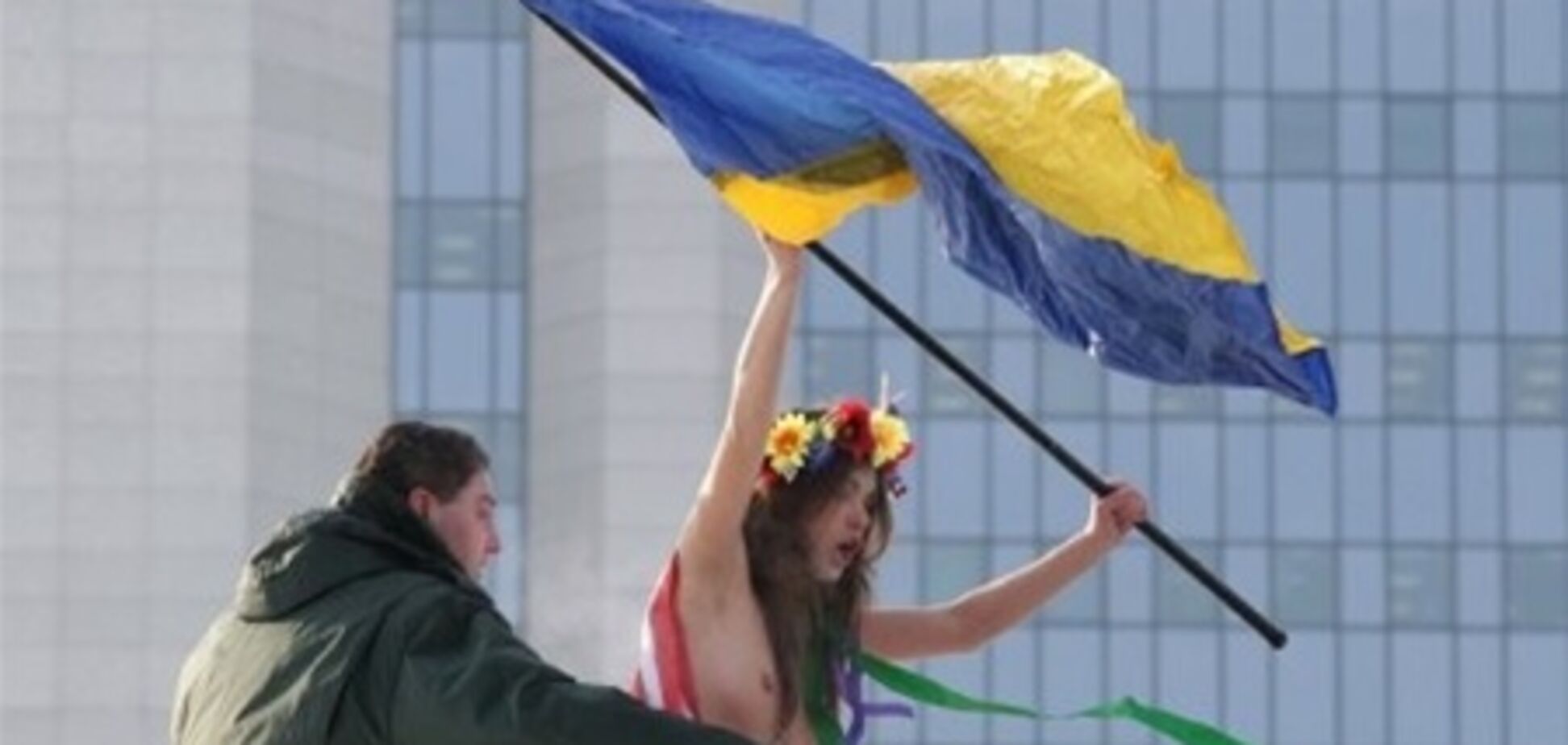 Активистка FEMEN пойдет под суд за сине-желтый флаг