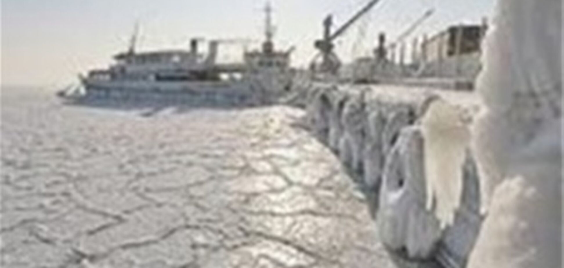 Баржа з ??десятьма українськими моряками потрапила у крижаний полон на Дунаї