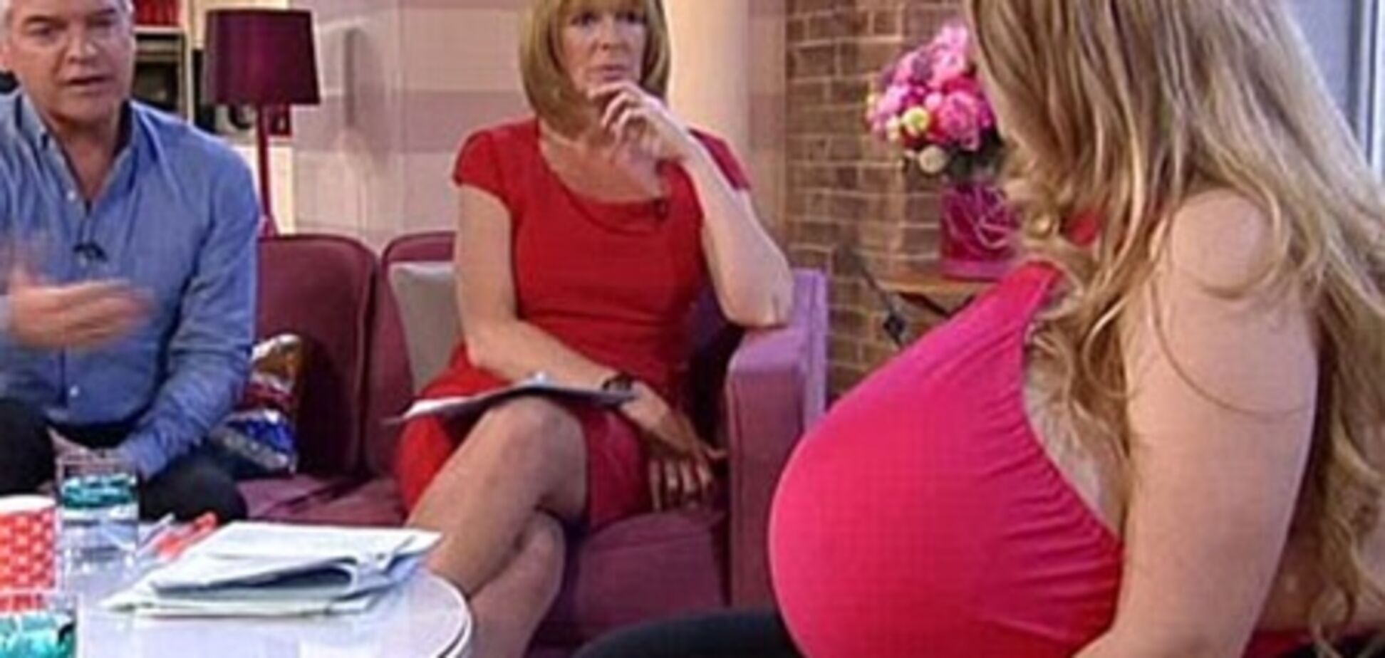 Женщина с самым большим бюстом в мире шокирует публику. Фото