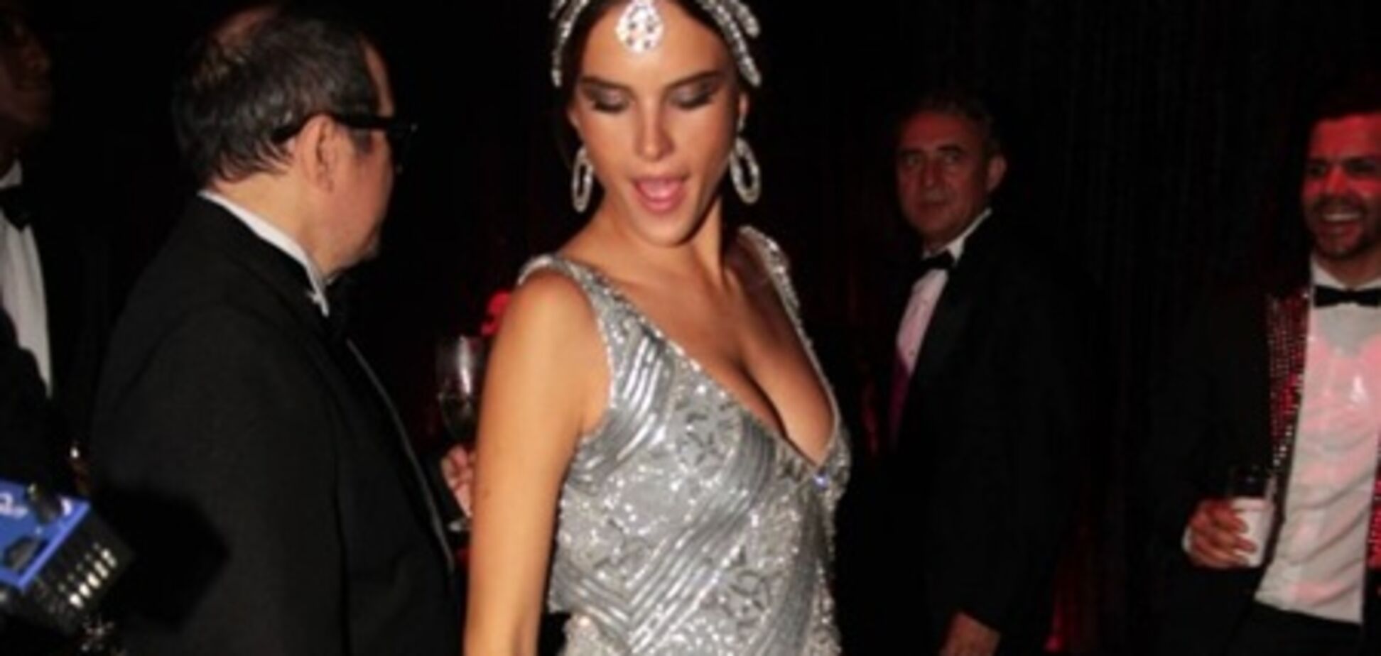 Амбросио выплясывает на вечеринке. Фото