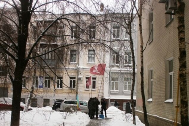 В защиту Луценко пришло... трое митингующих. Фото