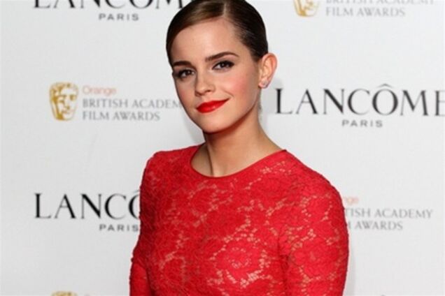 Эмма Уотсон в красном прозрачном платье