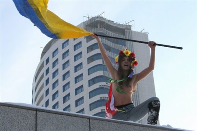 В России активистку FEMEN оштрафовали на 1000 рублей