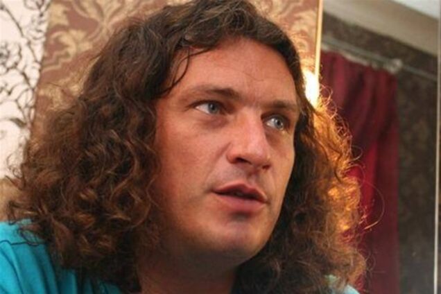 Кузьма пьет на концертах. Фото