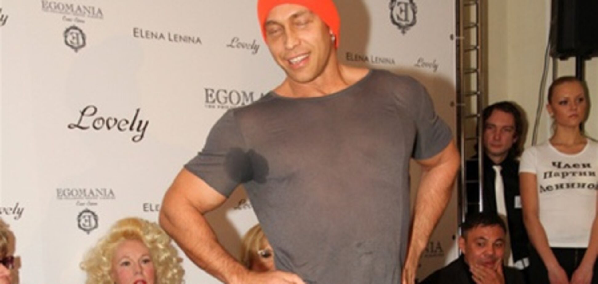 Тарзан опозорился, показав мокрые подмышки