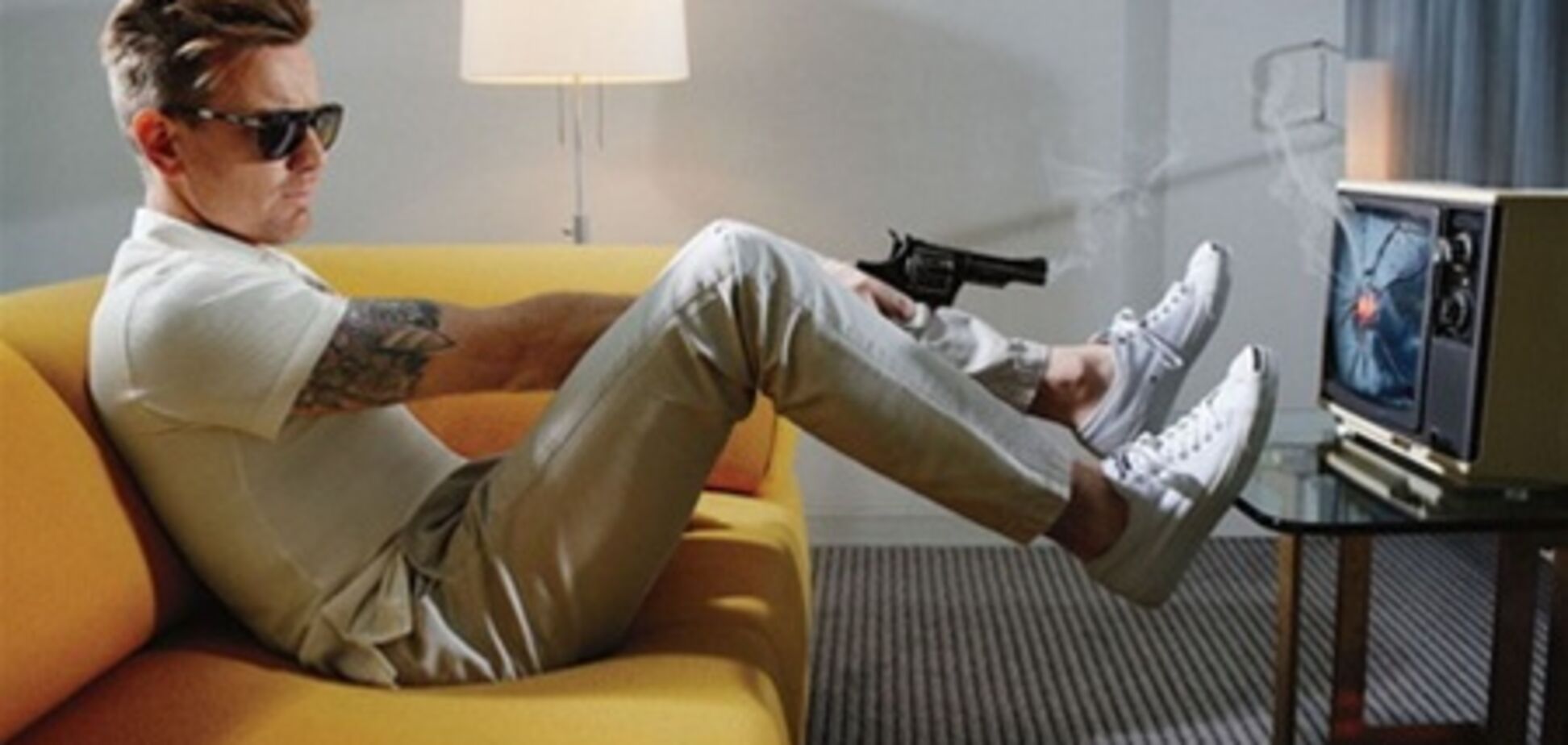 Красавчик МакГрегор с хаером и пистолетом