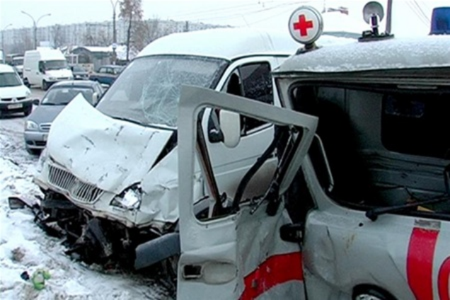 В ДТП женщину зажало в машине 'скорой помощи' между двумя сидениями. Фото