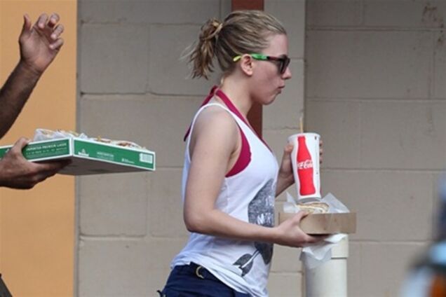 Скарлет Йоханссон увлеклась фастфудом. Фото