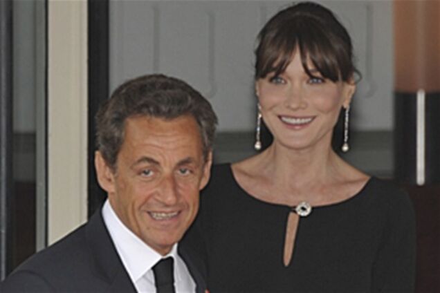 Відео поцілунку Саркозі викликало скандал