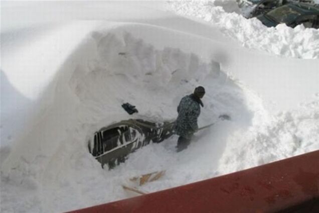 Турист провел в засыпанной снегом машине два месяца