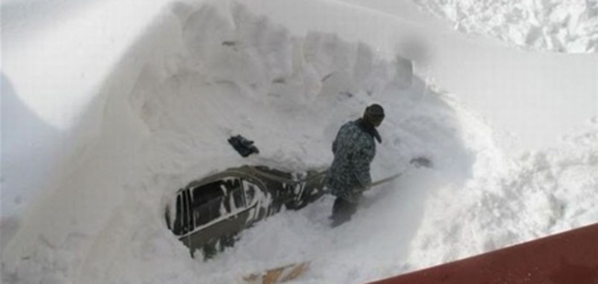 Турист провел в засыпанной снегом машине два месяца