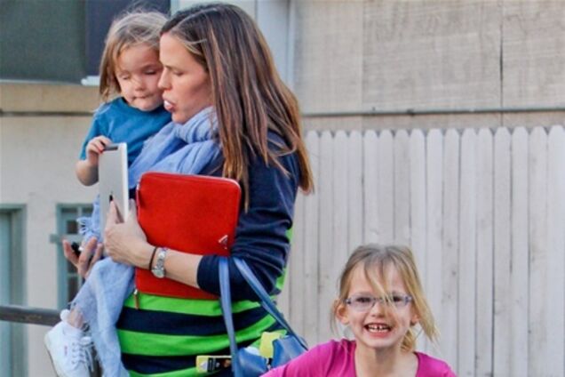 Гарнер отвозит девочек на занятия. Фото