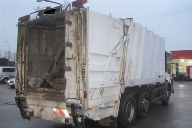 ДТП в Киеве: водитель мусоровоза насмерть сбил женщину и убежал. Фото