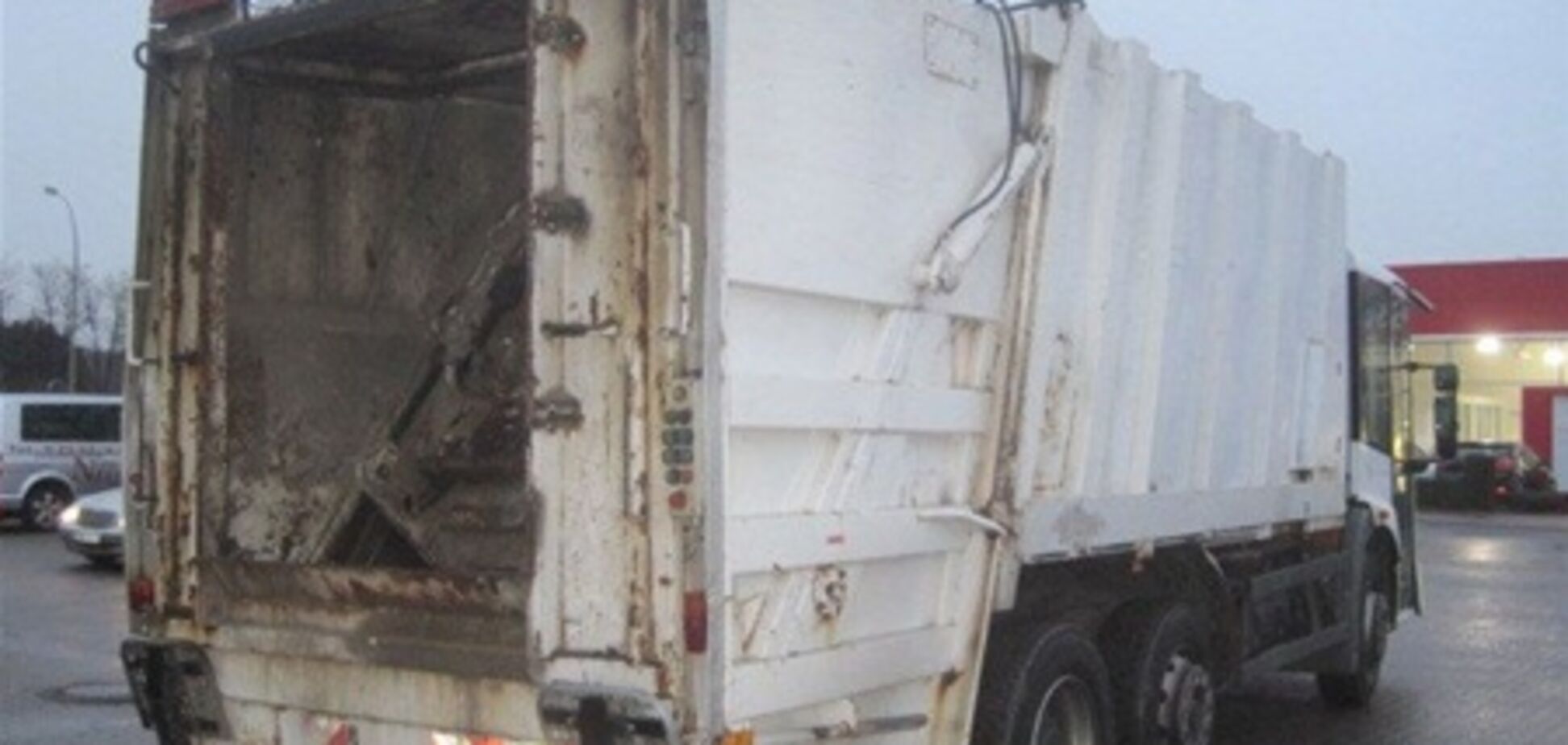 ДТП в Киеве: водитель мусоровоза насмерть сбил женщину и убежал. Фото