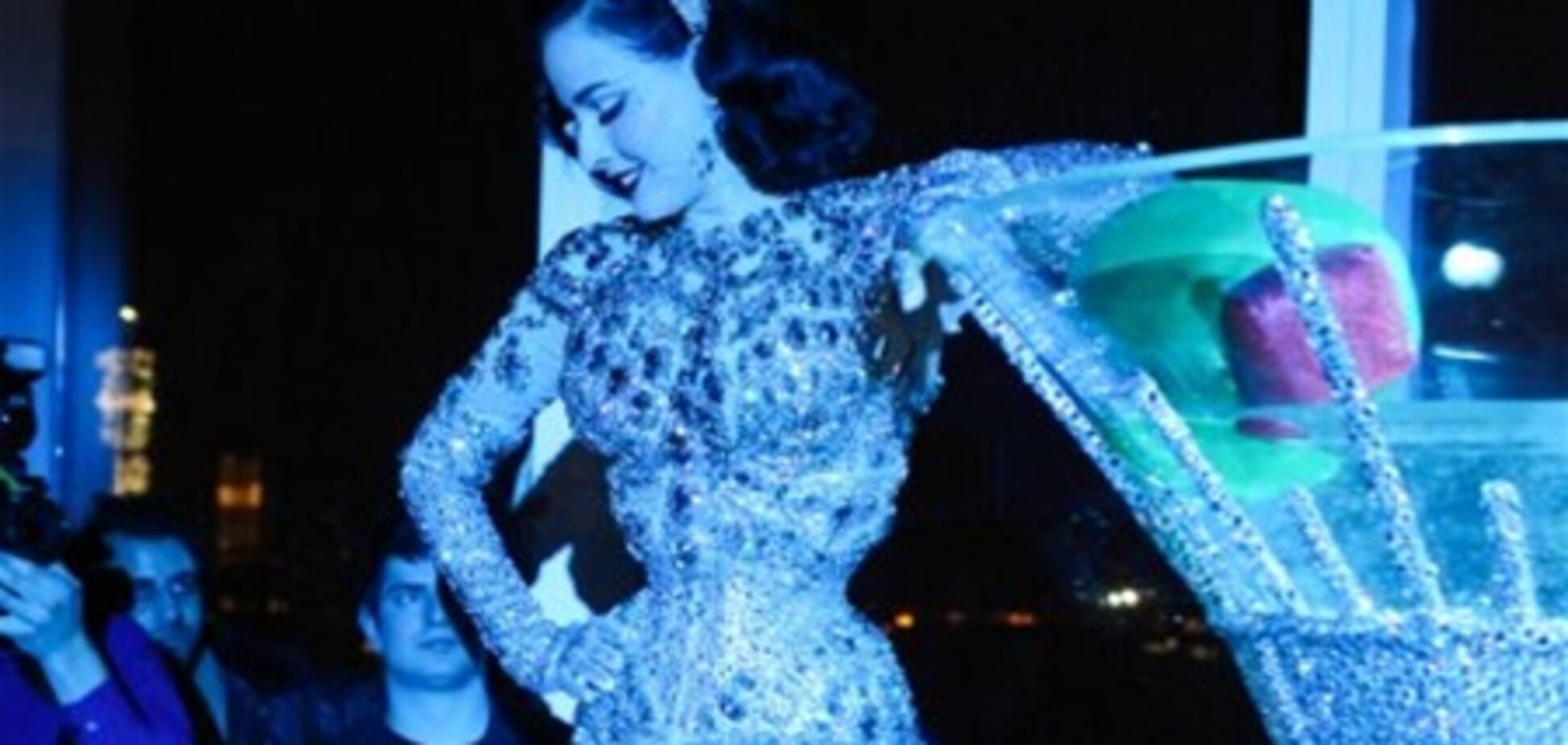 Дита фон Тиз купается в бокале. Фото