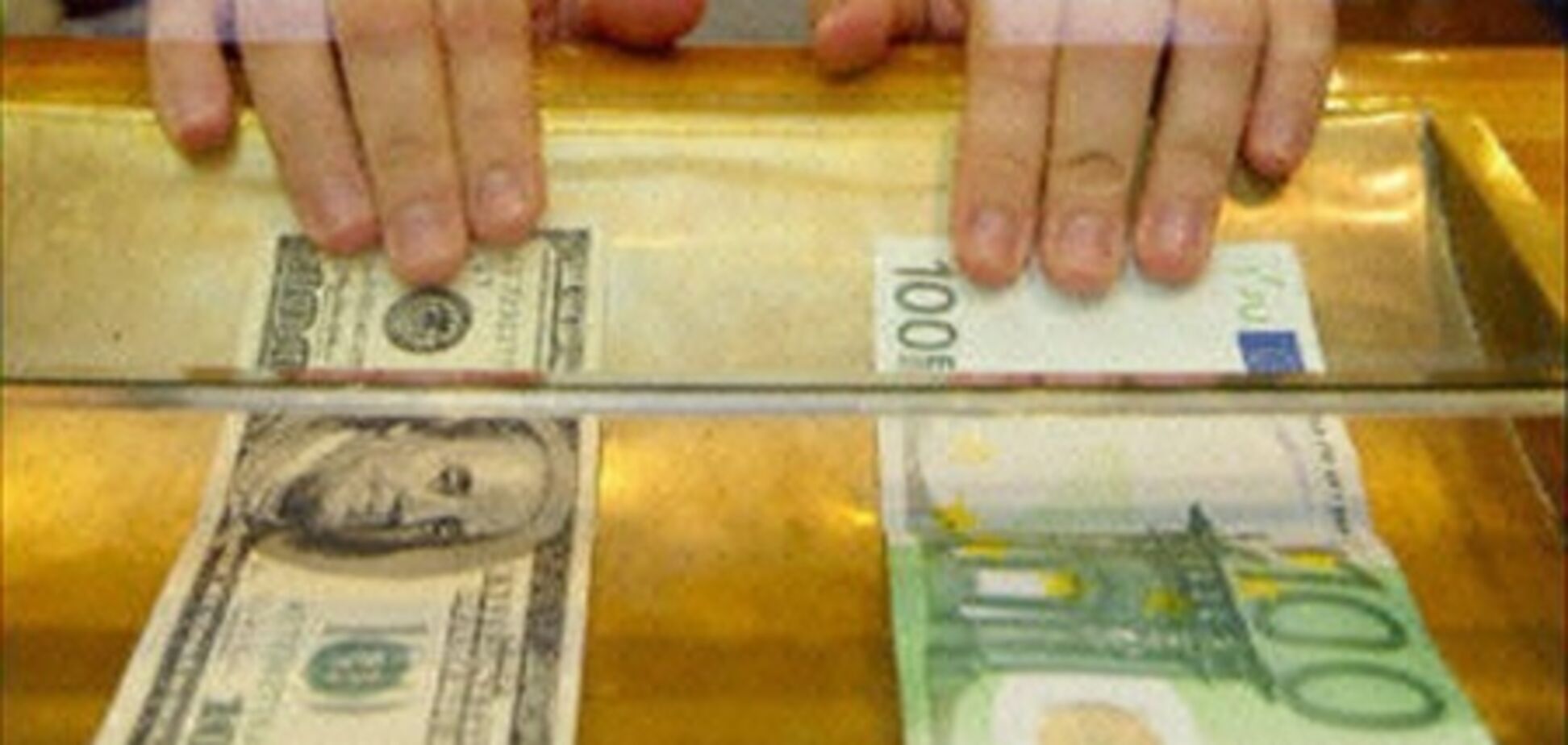 Половина украинцев хотят хранить деньги в баксах