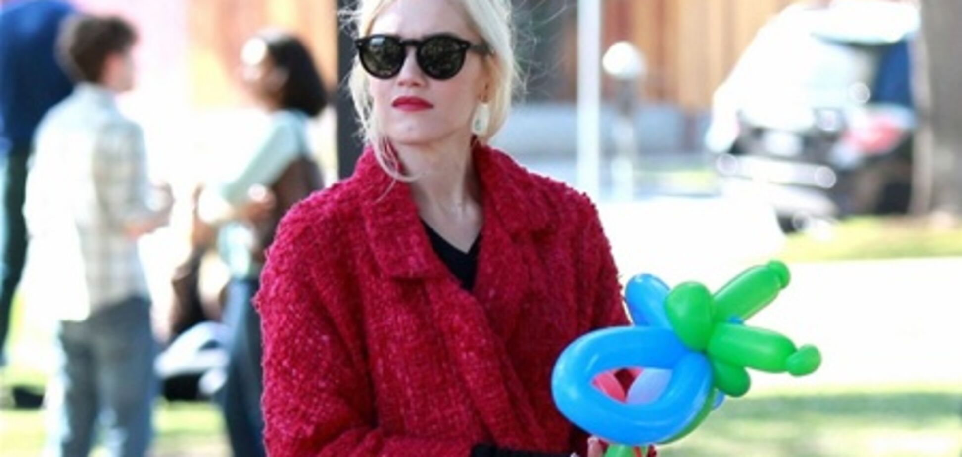 Стефани наблюдает за сыновьями в парке. Фото