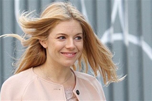 Сиенна Миллер обручена? Фото