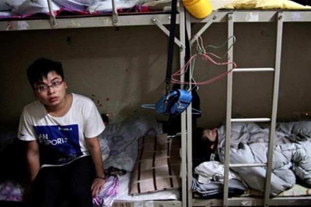 В каких условиях китайские рабочие делают iPhone и iPad. Фото