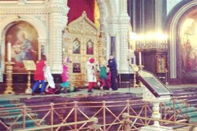 Российские феминистки 'осквернили' алтарь в Храме Христа Спасителя