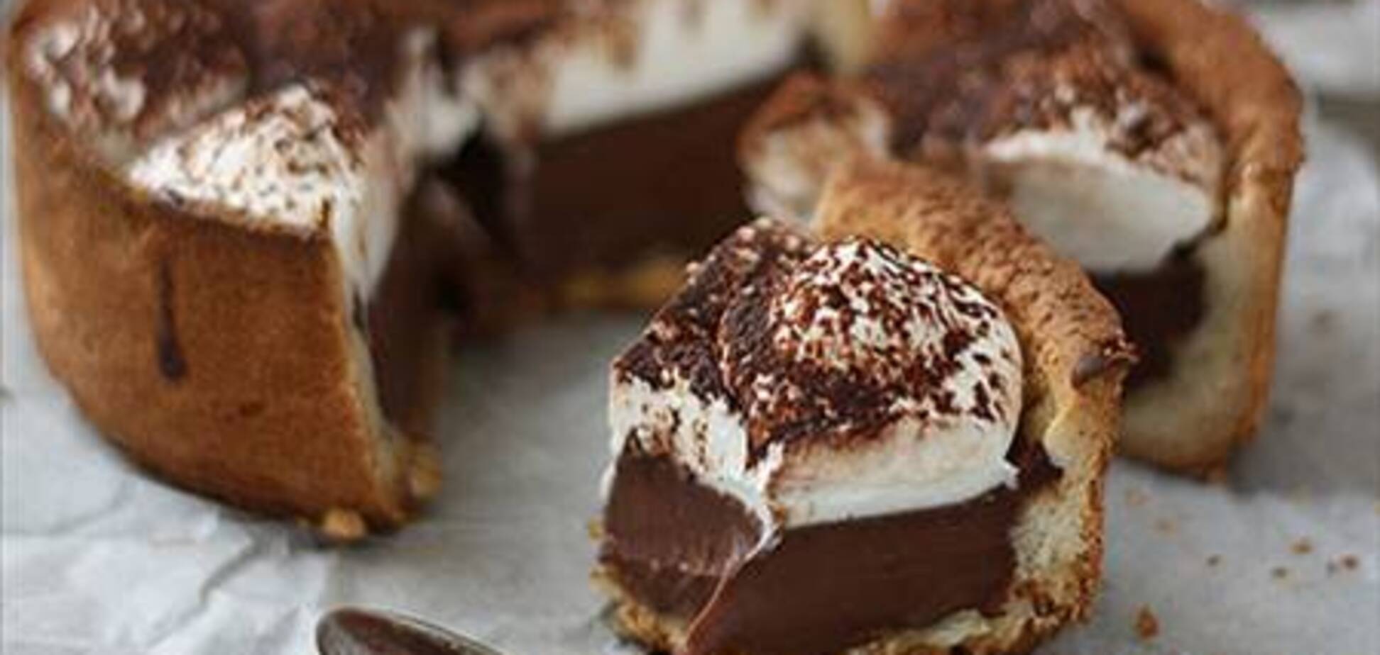 Шоколадный торт с карамельным соусом и сливками