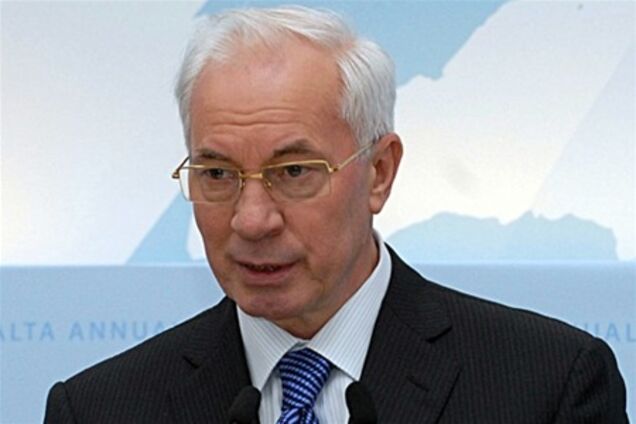 Азаров поздравил ветеранов и военнослужащих с праздником