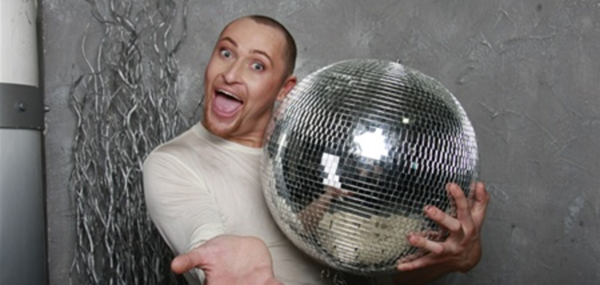 Шура одел платье и женские черные колготки. Фото